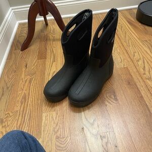Black insulated men’s bogs